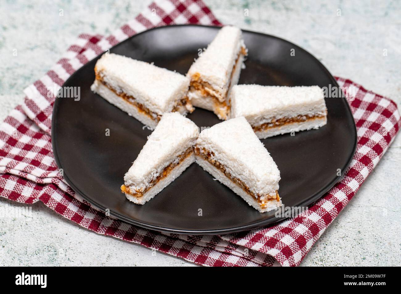 Kokosnusskekse. Haselnusskekse mit Honig auf grauem Hintergrund. Kekse ...
