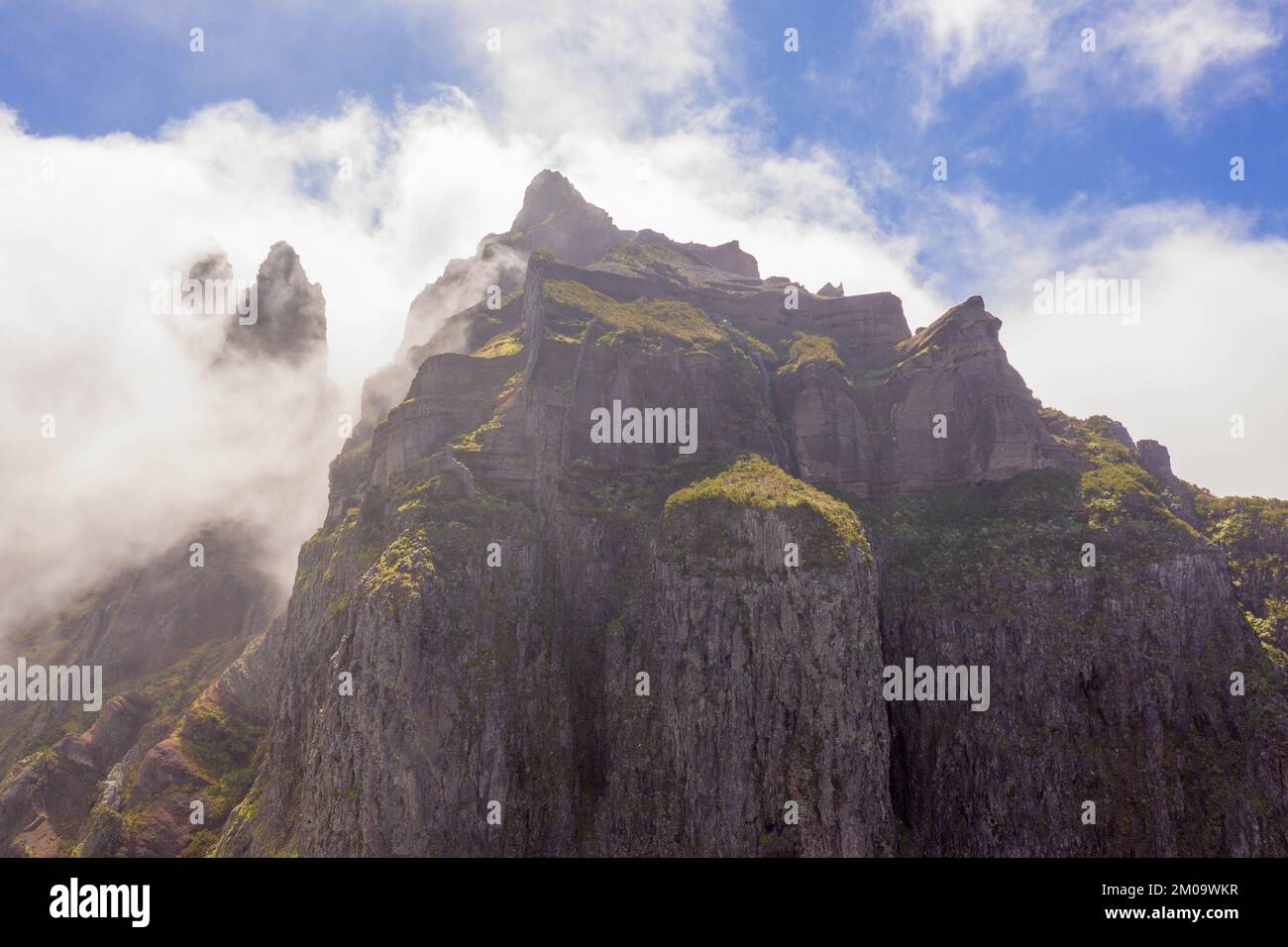 Blick auf die Berge, die während des Sommers in Wolken begraben sind Stockfoto