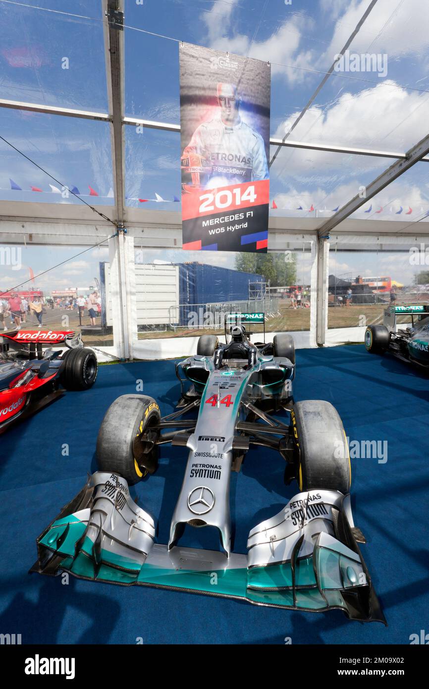 Blick auf Sir Lewis Hamiltons Formel-1-Sieger des Mercedes F1 W05 Hybrid-Rennwagens 2014, ausgestellt im Silverstone Classic 2022 Stockfoto