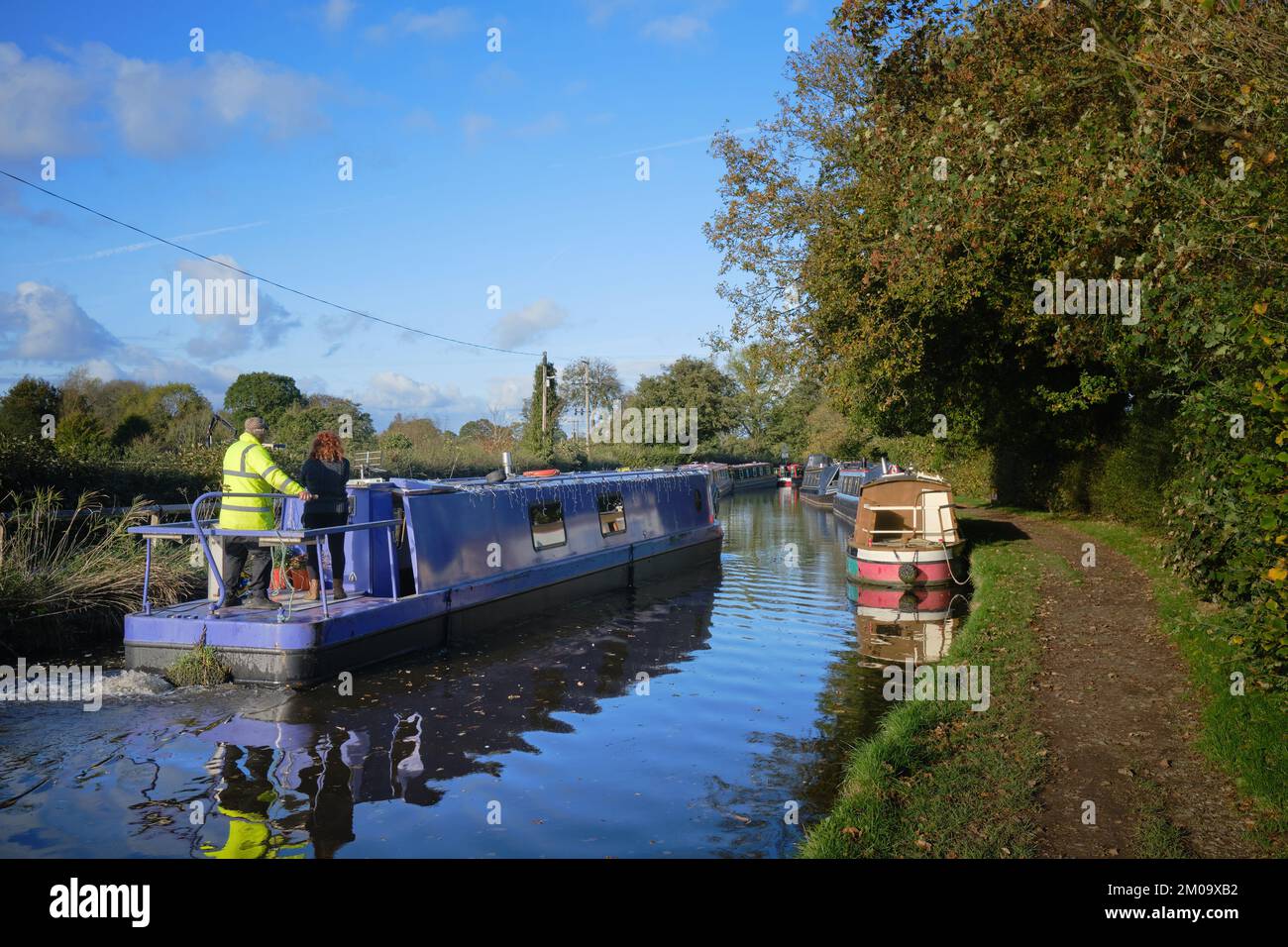 Schmales Boot auf dem Llangollen Canal in Wrenbury, Cheshire Stockfoto
