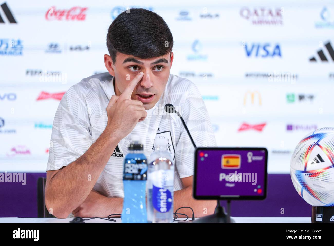 Doha, Katar. 05.. Dezember 2022. Pedri nimmt am 5. Dezember 2022 an einer Pressekonferenz im Qatar National Convention Center (QNCC) in Doha Teil, am Vorabend der Katar-Weltmeisterschaft 2022 des Fußballspiels 16 zwischen Marokko und Spanien. Kredit: Brasilien Photo Press/Alamy Live News Stockfoto