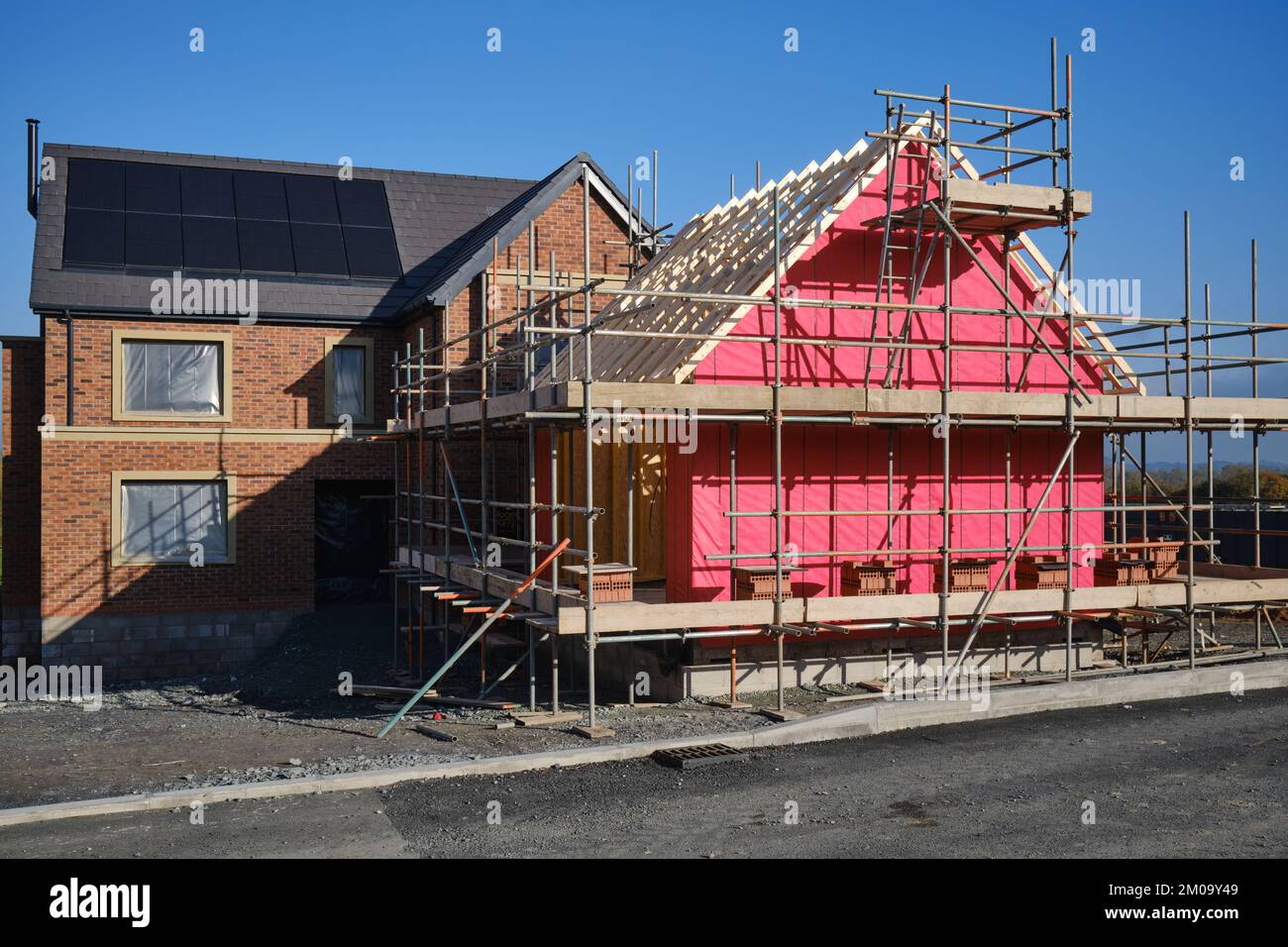 Neues Haus, mit Solarpaneelen auf dem Dach, im Bau Stockfoto