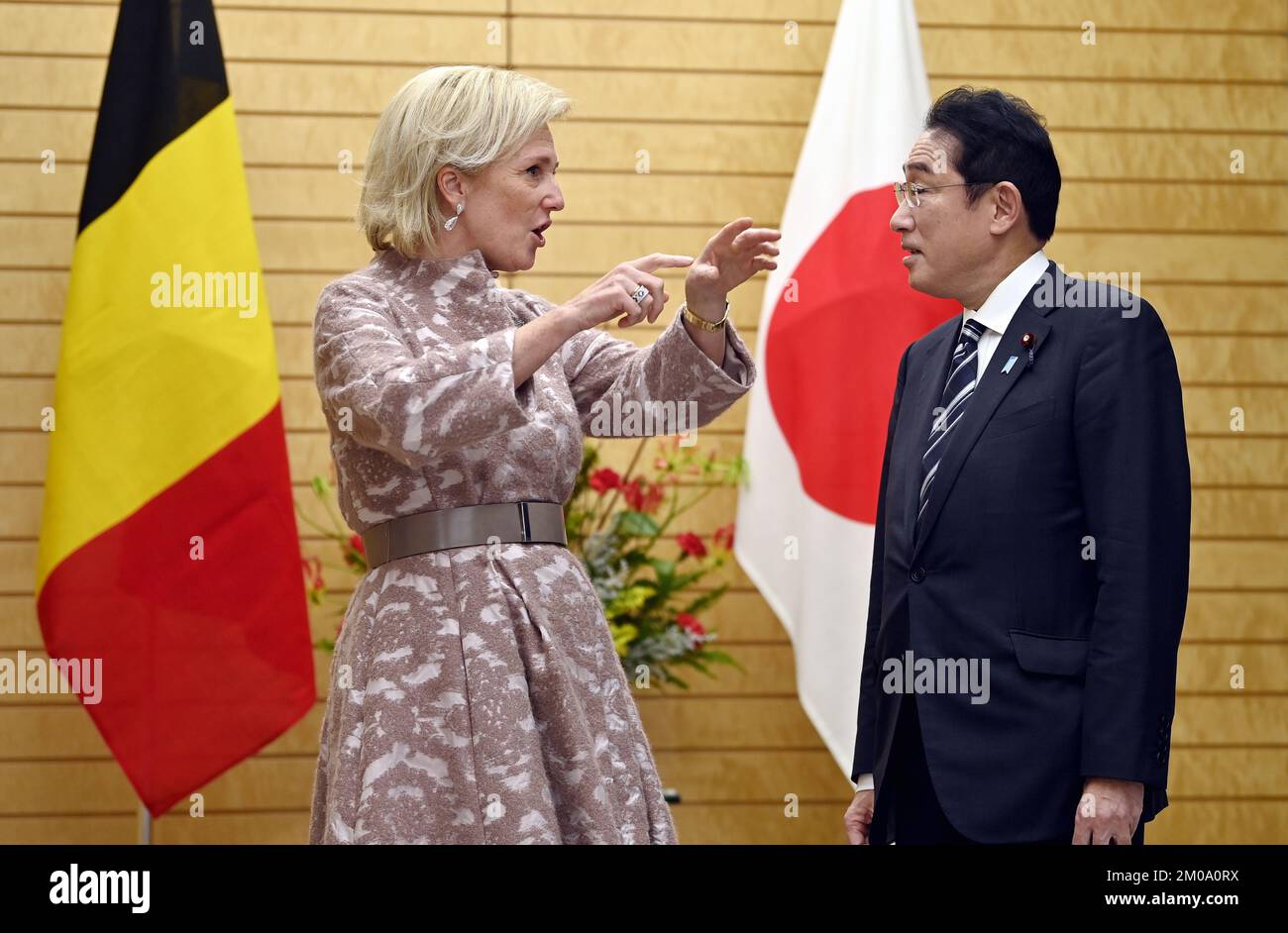 Tokio Japan, 05/12/2022, Prinzessin Astrid von Belgien und japanischer Ministerpräsident Fumio Kishida, die auf einem diplomatischen Treffen in Tokio während der belgischen Wirtschaftsmission in Japan am Montag, dem 05. Dezember 2022, abgebildet wurden. Eine Delegation der Prinzessin und verschiedener Minister wird Tokio, Nagoya, Osaka und Kyoto besuchen. BELGA FOTO ERIC LALMAND Stockfoto