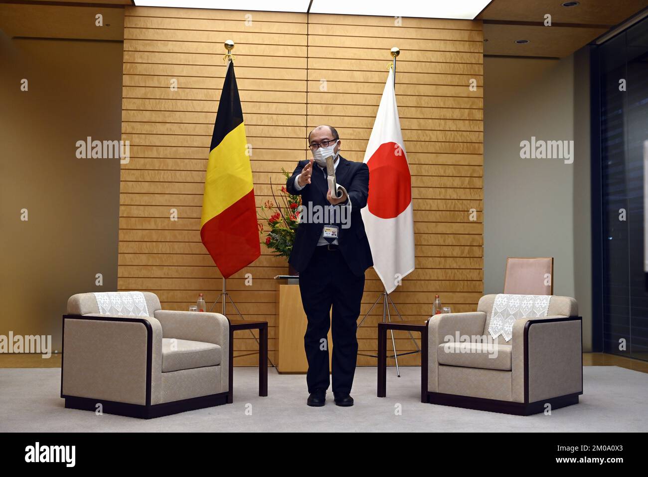 Ein Protokollmitglied erteilt der Presse Weisungen vor einem diplomatischen Treffen in Tokio während der belgischen Wirtschaftsmission in Japan am Montag, den 05. Dezember 2022. Eine Delegation der Prinzessin und verschiedener Minister wird Tokio, Nagoya, Osaka und Kyoto besuchen. BELGA FOTO ERIC LALMAND Stockfoto
