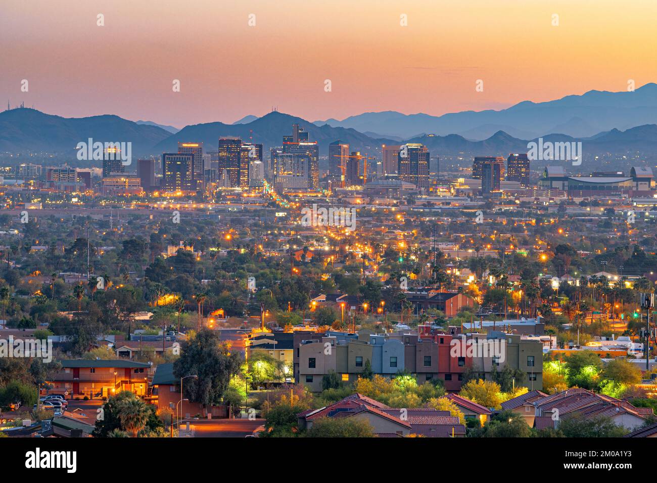 Phoenix, Arizona, USA downtown Stadtbild in der Abenddämmerung. Stockfoto