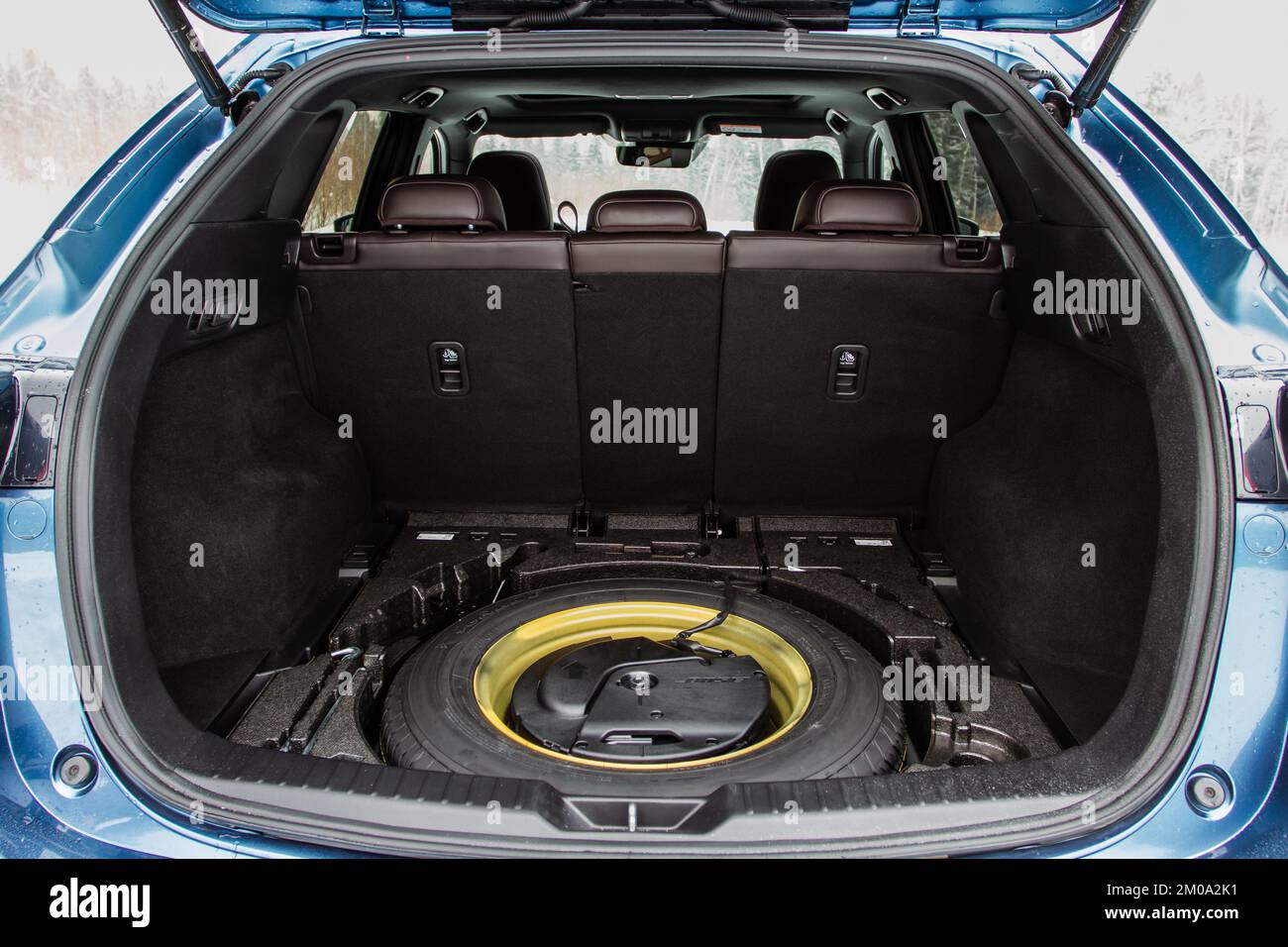 Reserverad im Kofferraum eines modernen Autos. Wagenheber anheben und  Ersatzreifen hinten im Fahrzeug Stockfotografie - Alamy