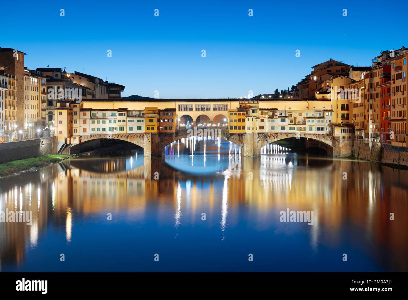 Florenz, Italien an der Brücke Ponte Vecchio, die in der Dämmerung den Arno überquert. Stockfoto