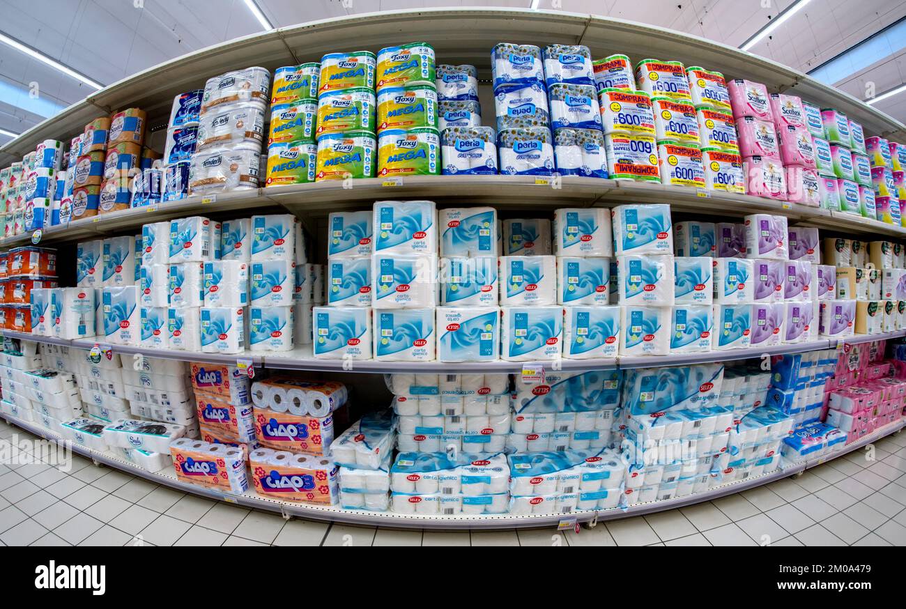 Cuneo, Italien - 30. November 2022: Regale mit Toilettenpapierpackungen verschiedener Marken zum Verkauf im italienischen Supermarkt, Fischaugenblick Stockfoto