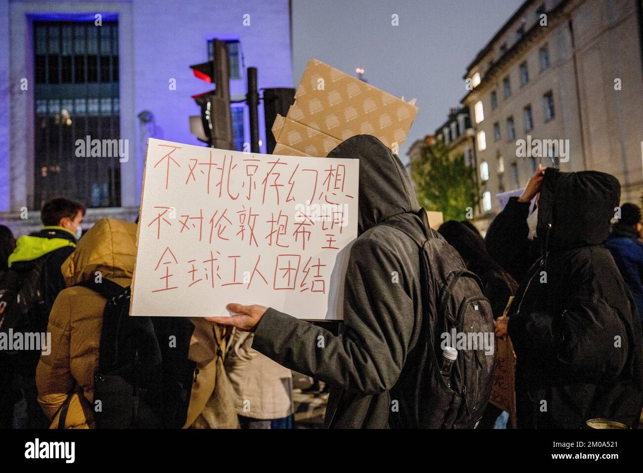 London, Großbritannien. 05.. Dezember 2022. Während der Demonstration vor der chinesischen Botschaft in London wurde ein Protestteilnehmer gesehen, der ein Plakat mit Forderungen an seine Regierung in chinesischer Sprache hielt. Chinesische Studenten, die derzeit in London studieren, versammelten sich bei der chinesischen Botschaft in London, um gegen die Lockdown-Politik in China zu protestieren. Letzte Woche kam es in China zu einer massiven Welle von Protesten, da 10 Menschen in einem Urumqi in der Nordwestregion Chinas aufgrund der unmenschlichen COVID-Lockdown-Politik getötet wurden. Kredit: SOPA Images Limited/Alamy Live News Stockfoto