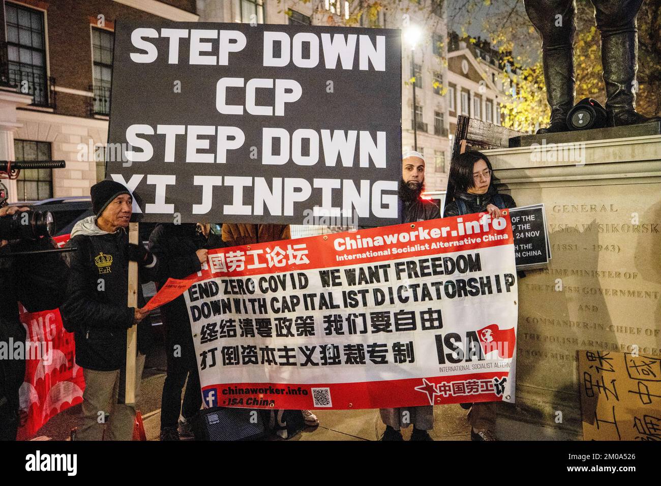 London, Großbritannien. 05.. Dezember 2022. Auf Plakaten befinden sich während der Demonstration vor der chinesischen Botschaft in London ein Plakat und ein Banner. Chinesische Studenten, die derzeit in London studieren, versammelten sich bei der chinesischen Botschaft in London, um gegen die Lockdown-Politik in China zu protestieren. Letzte Woche kam es in China zu einer massiven Welle von Protesten, da 10 Menschen in einem Urumqi in der Nordwestregion Chinas aufgrund der unmenschlichen COVID-Lockdown-Politik getötet wurden. Kredit: SOPA Images Limited/Alamy Live News Stockfoto