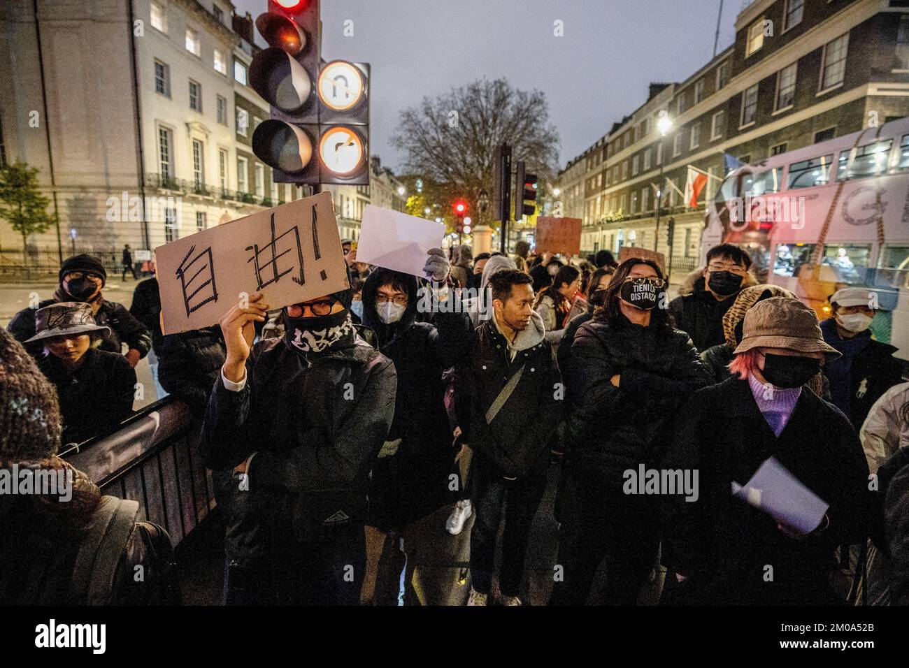 London, Großbritannien. 05.. Dezember 2022. Chinesische Studenten verschiedener Universitäten halten während des Protests vor der chinesischen Botschaft in London Plakate. Chinesische Studenten, die derzeit in London studieren, versammelten sich bei der chinesischen Botschaft in London, um gegen die Lockdown-Politik in China zu protestieren. Letzte Woche kam es in China zu einer massiven Welle von Protesten, da 10 Menschen in einem Urumqi in der Nordwestregion Chinas aufgrund der unmenschlichen COVID-Lockdown-Politik getötet wurden. Kredit: SOPA Images Limited/Alamy Live News Stockfoto
