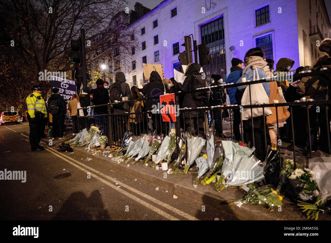 London, Großbritannien. 05.. Dezember 2022. Blumen, die in der Wache in Erinnerung an die Tragödie lagen, in der letzte Woche in Urumqi 10 Menschen aufgrund der COVID-Lockdown-Politik in China während der Demonstration vor der chinesischen Botschaft in London getötet wurden. Chinesische Studenten, die derzeit in London studieren, versammelten sich bei der chinesischen Botschaft in London, um gegen die Lockdown-Politik in China zu protestieren. Letzte Woche kam es in China zu einer massiven Welle von Protesten, da 10 Menschen in einem Urumqi in der Nordwestregion Chinas aufgrund der unmenschlichen COVID-Lockdown-Politik getötet wurden. Kredit: SOPA Images Limited/Alamy Live News Stockfoto