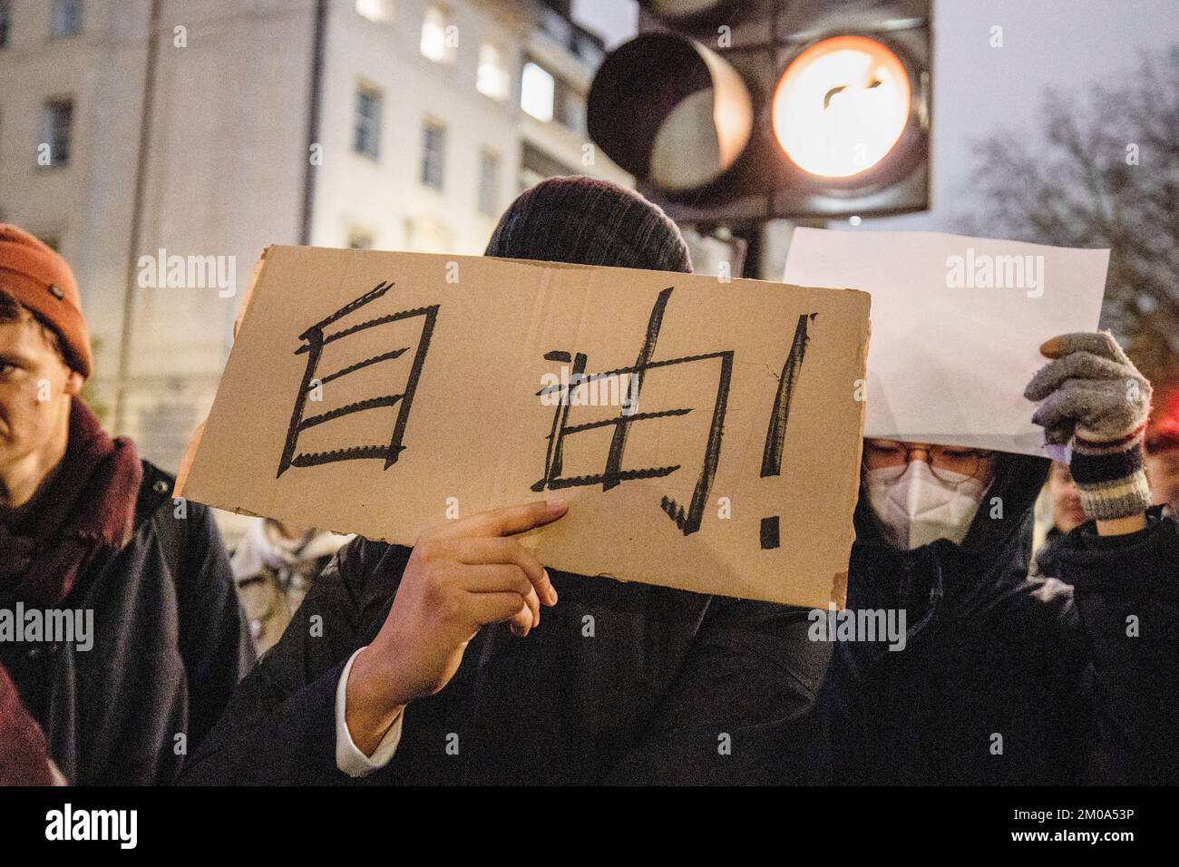 London, Großbritannien. 05.. Dezember 2022. Während der Demonstration vor der chinesischen Botschaft in London wurde ein Demonstranter gesehen, der ein Plakat mit der Aufschrift "Freiheit" in chinesischer Sprache hielt. Chinesische Studenten, die derzeit in London studieren, versammelten sich bei der chinesischen Botschaft in London, um gegen die Lockdown-Politik in China zu protestieren. Letzte Woche kam es in China zu einer massiven Welle von Protesten, da 10 Menschen in einem Urumqi in der Nordwestregion Chinas aufgrund der unmenschlichen COVID-Lockdown-Politik getötet wurden. Kredit: SOPA Images Limited/Alamy Live News Stockfoto