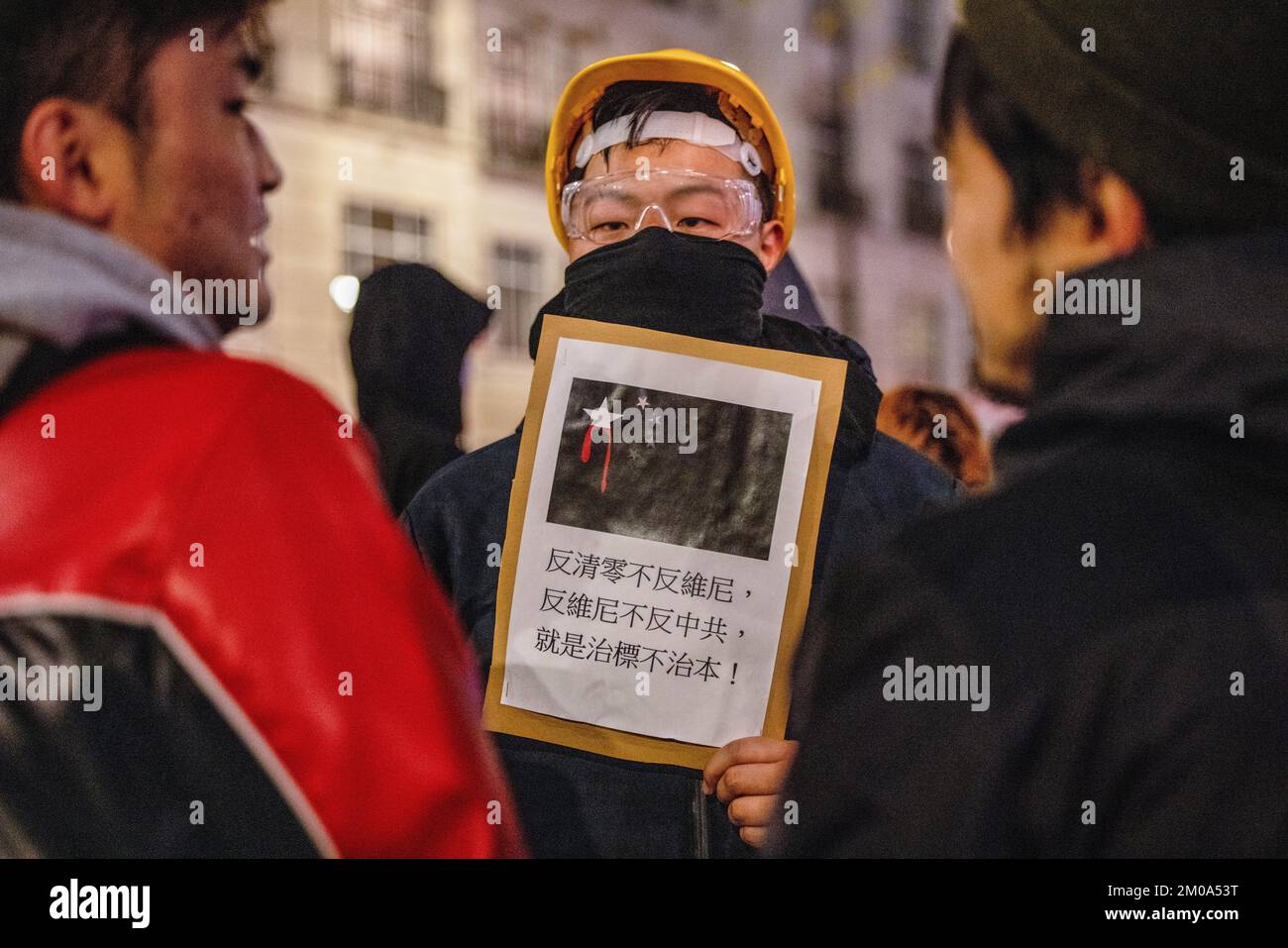 London, Großbritannien. 05.. Dezember 2022. Während der Demonstration vor der chinesischen Botschaft in London wurde ein Protestteilnehmer gesehen, der ein Plakat mit Forderungen an seine Regierung in chinesischer Sprache hielt. Chinesische Studenten, die derzeit in London studieren, versammelten sich bei der chinesischen Botschaft in London, um gegen die Lockdown-Politik in China zu protestieren. Letzte Woche kam es in China zu einer massiven Welle von Protesten, da 10 Menschen in einem Urumqi in der Nordwestregion Chinas aufgrund der unmenschlichen COVID-Lockdown-Politik getötet wurden. Kredit: SOPA Images Limited/Alamy Live News Stockfoto