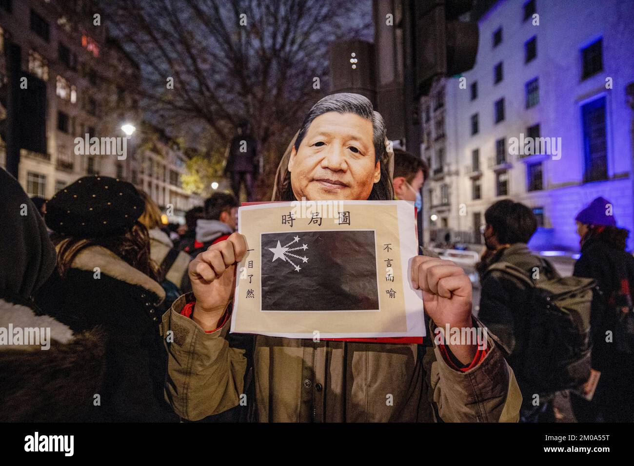 London, Großbritannien. 05.. Dezember 2022. Während der Demonstration vor der chinesischen Botschaft in London trägt ein Protestteilnehmer eine Maske von Xi Jinping und hält dabei ein Poster. Chinesische Studenten, die derzeit in London studieren, versammelten sich bei der chinesischen Botschaft in London, um gegen die Lockdown-Politik in China zu protestieren. Letzte Woche kam es in China zu einer massiven Welle von Protesten, da 10 Menschen in einem Urumqi in der Nordwestregion Chinas aufgrund der unmenschlichen COVID-Lockdown-Politik getötet wurden. Kredit: SOPA Images Limited/Alamy Live News Stockfoto