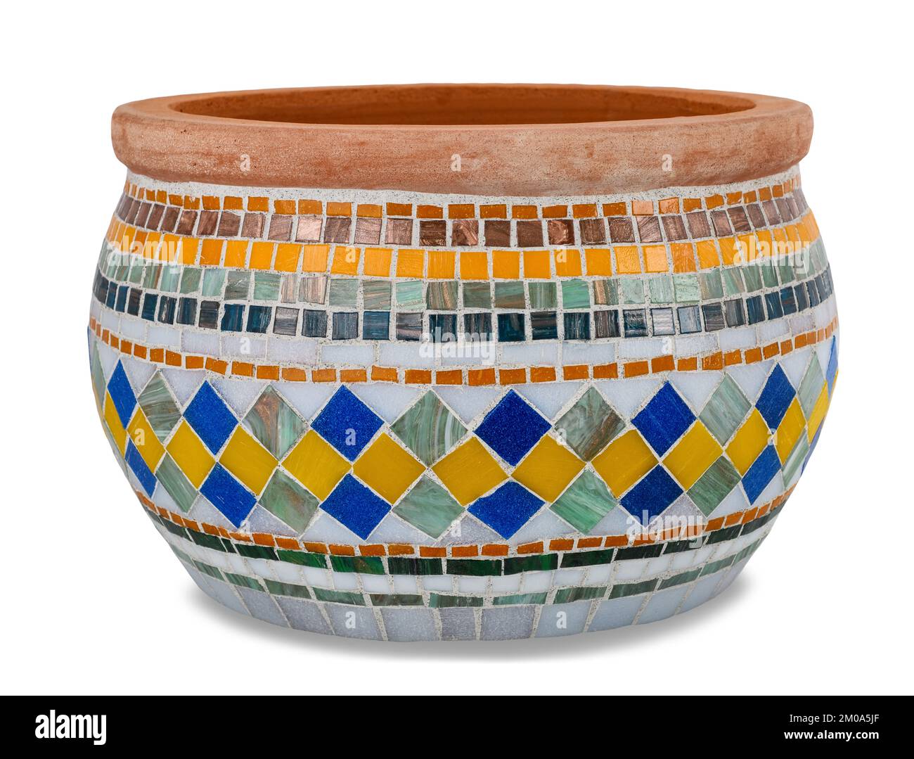 Vase mit Mosaikfliesen isoliert auf weiß bedeckt Stockfoto