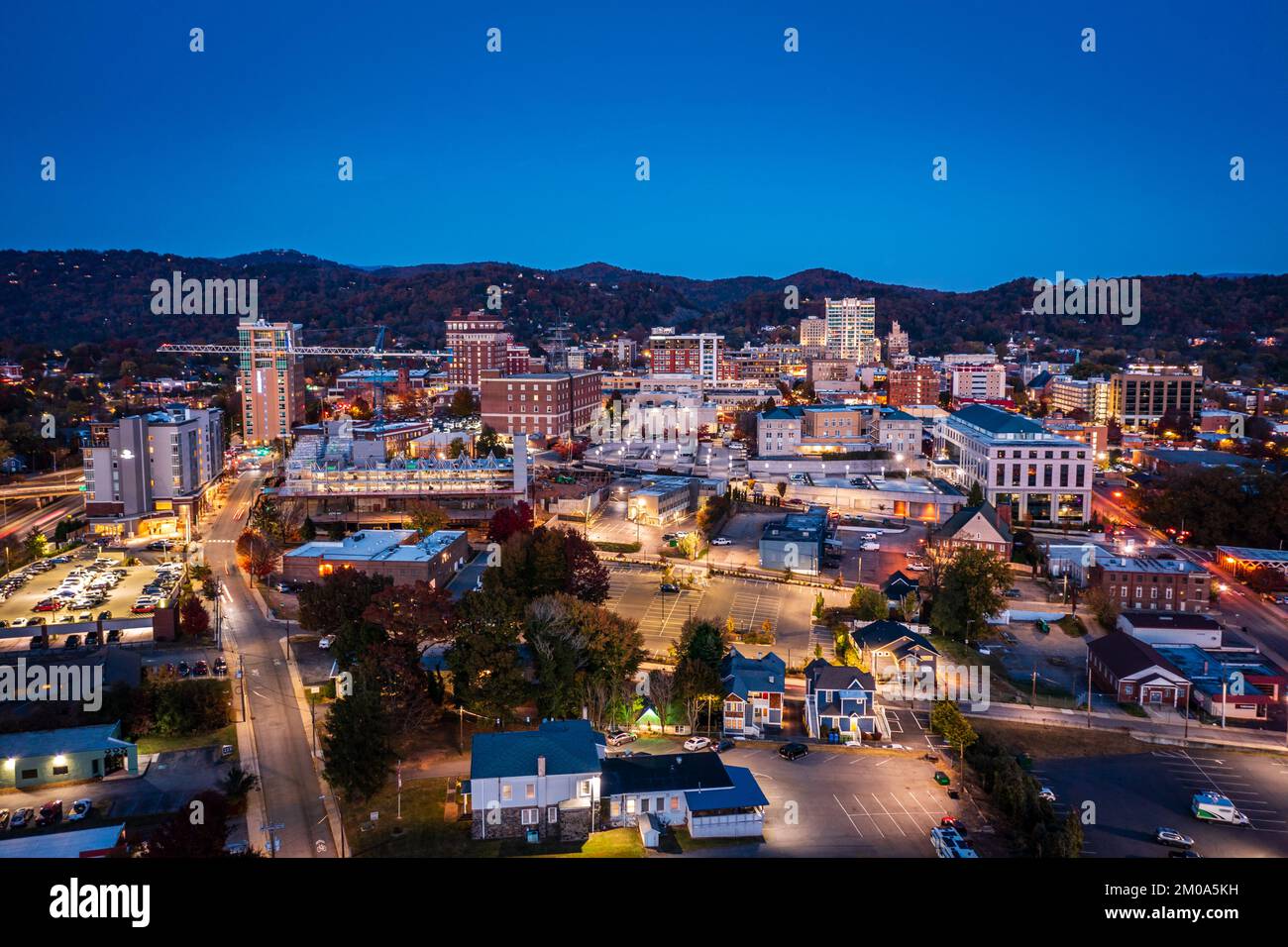 Blick aus der Vogelperspektive auf die Innenstadt von Asheville, North Carolina bei Nacht Stockfoto