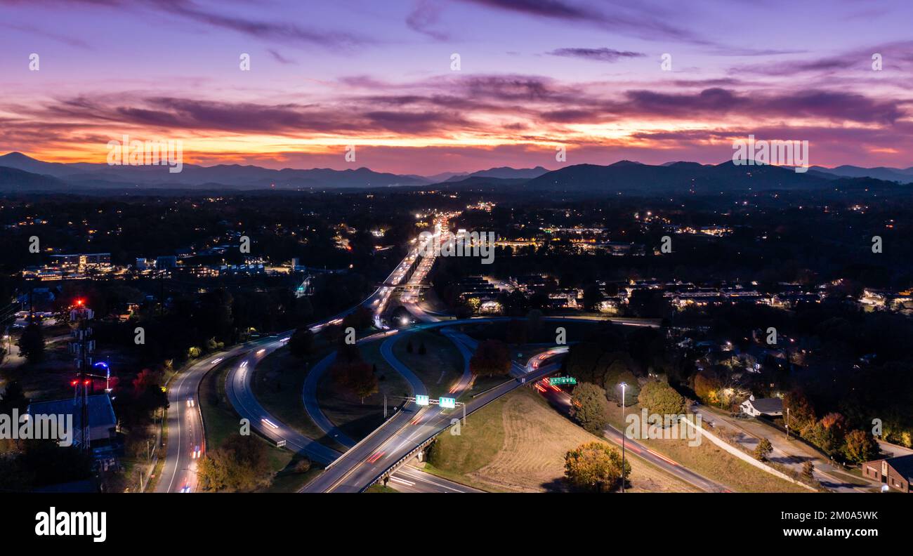 Panoramablick auf den Sonnenuntergang über den Smoky Mountains von Asheville, North Carolina Stockfoto