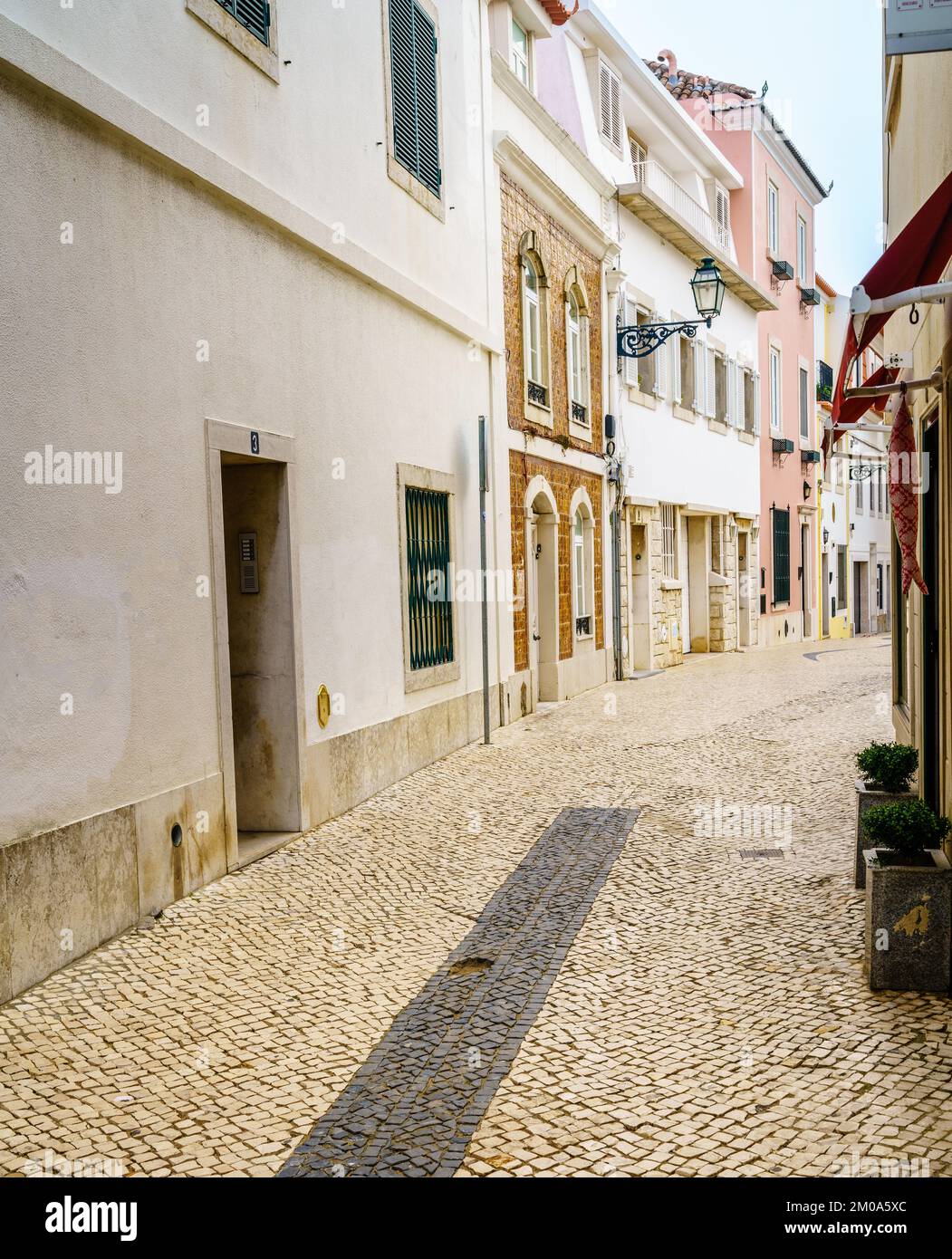 Fußgängerzone mit Kopfsteinpflaster in Cascais, Portugal Stockfoto