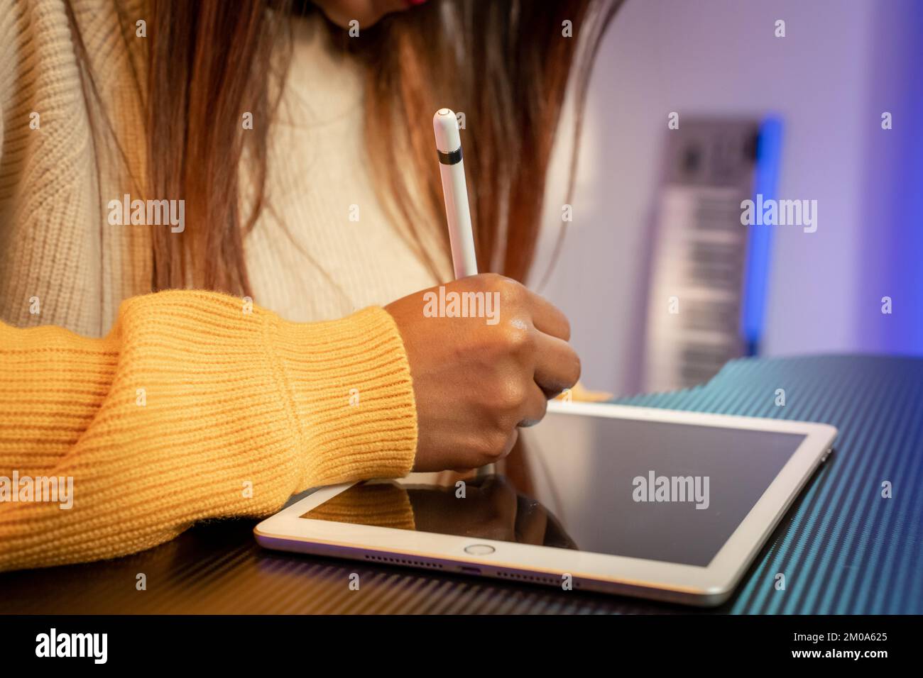 Schwarze Frau Designerin Zeichnung glücklich mit Technologie digitalen Tablet in einem Workshop-Studio Stockfoto