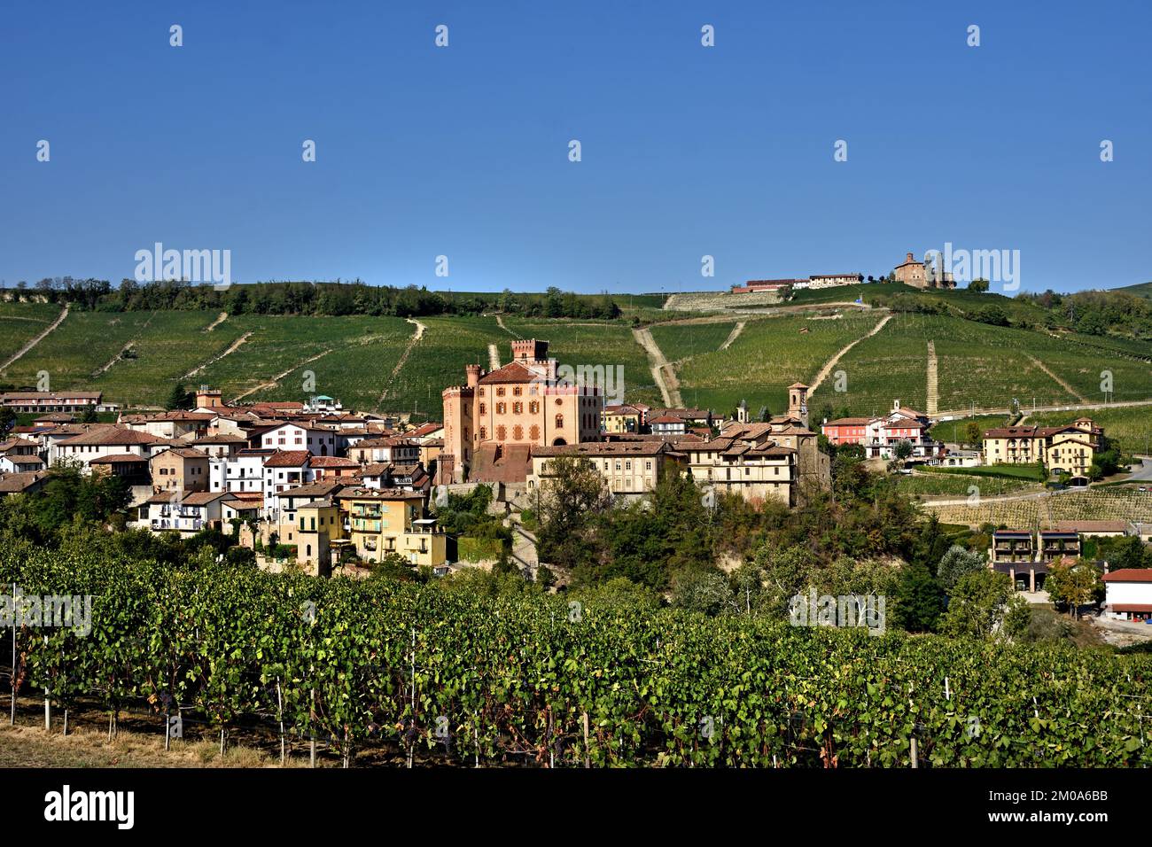 Barolo, Italien, Italienisch, ( Barolo ist ein italienischer Rotwein aus Piemont (Piemont) im Nordwesten. Es wird in der Gegend um die Stadt, nach der es benannt ist, und in mehreren anderen Gemeinden hergestellt. Es wird immer nur aus der Rebsorte Nebbiolo hergestellt. Stockfoto