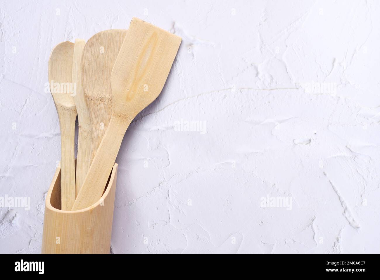 Besteckgabel und Löffel aus Holz auf weißem Hintergrund Stockfoto