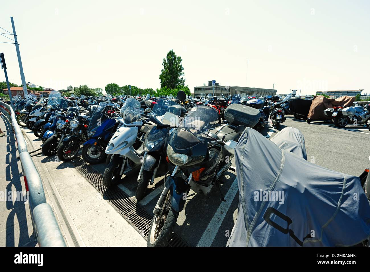 Venedig, Italien - 04. Juli 2022: Motorroller, Motorräder und Mopeds auf  dem Parkplatz an einem sonnigen Sommertag in Venedig, Italien  Stockfotografie - Alamy