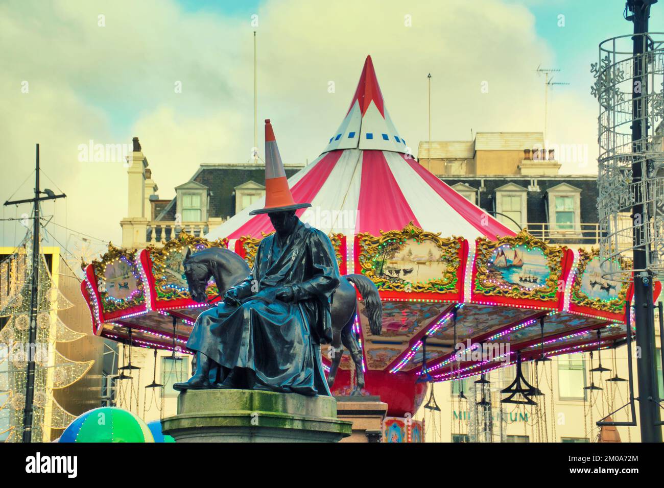 Auf dem Weihnachtsmarkt auf dem George Square befindet sich ein Kegelkopf auf der Spielstatue Watt Stockfoto