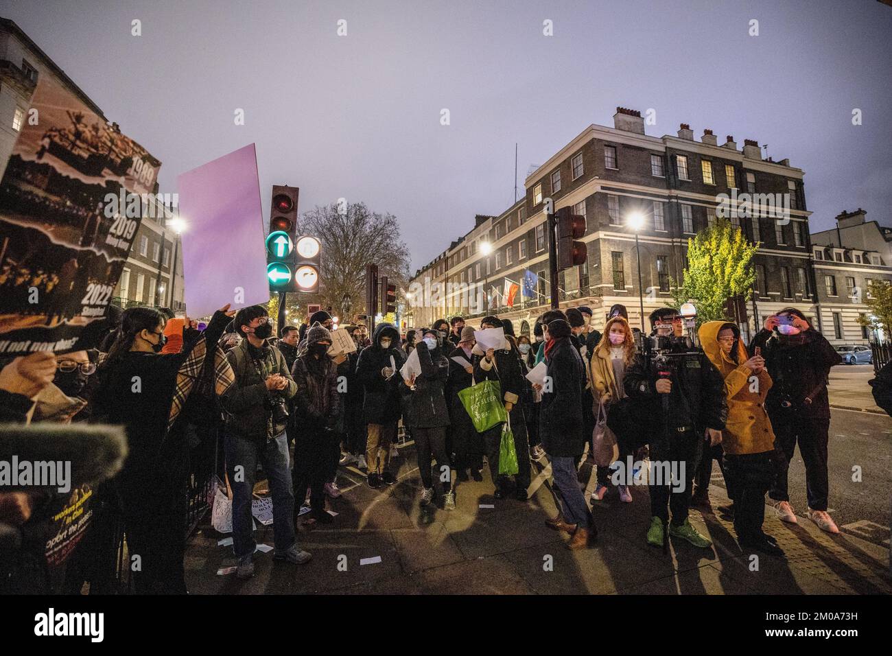 London, Großbritannien. 05.. Dezember 2022. Chinesische Studenten verschiedener chinesischer Universitäten, die bei dem Protest vor der chinesischen Botschaft in London gesehen wurden. Chinesische Studenten, die derzeit in London studieren, versammelten sich bei der chinesischen Botschaft in London, um gegen die Lockdown-Politik in China zu protestieren. Letzte Woche kam es in China zu einer massiven Welle von Protesten, da 10 Menschen in einem Urumqi in der Nordwestregion Chinas aufgrund der unmenschlichen COVID-Lockdown-Politik getötet wurden. (Foto: Hesther Ng/SOPA Images/Sipa USA) Guthaben: SIPA USA/Alamy Live News Stockfoto