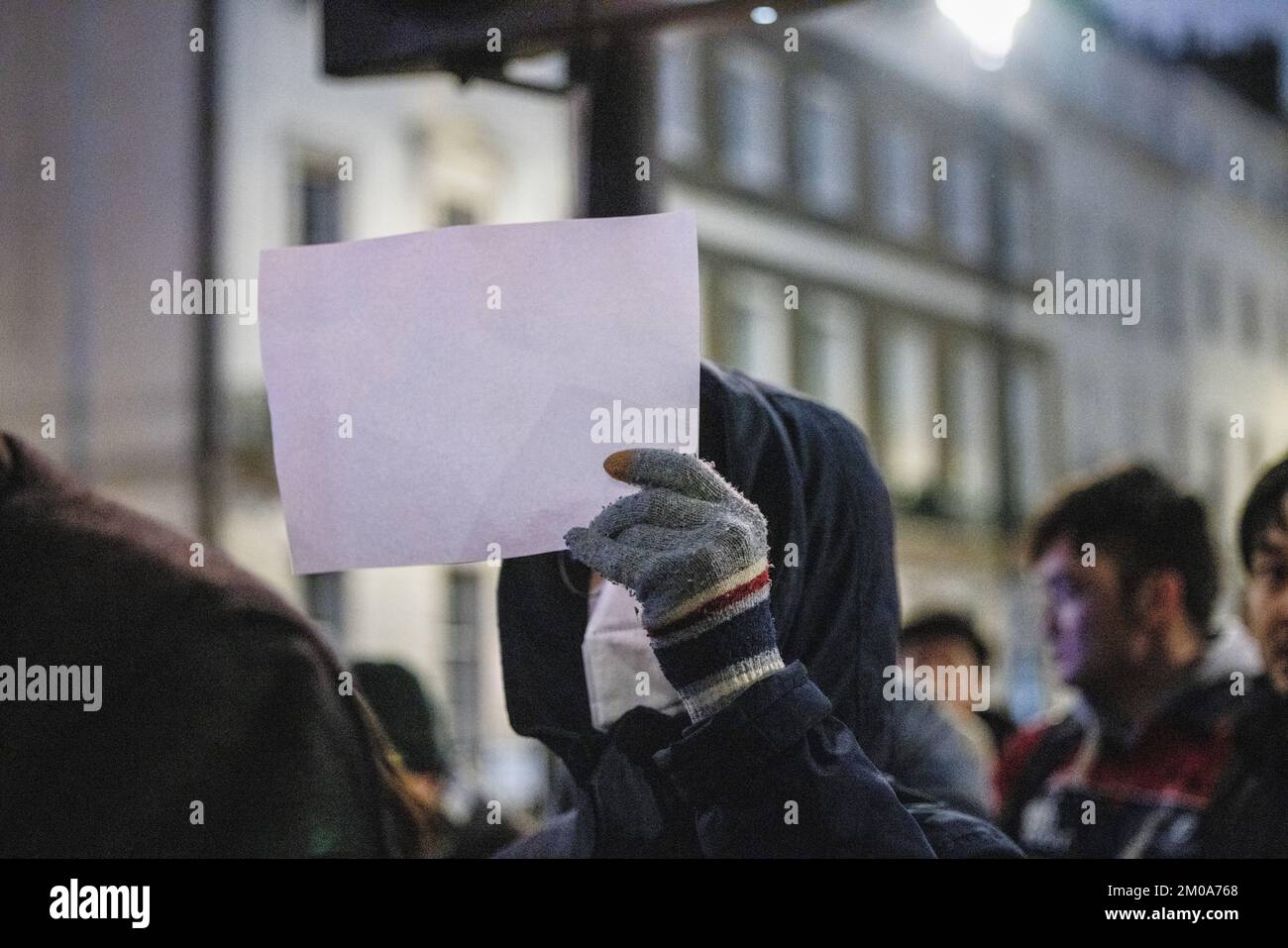 Während der Demonstration vor der chinesischen Botschaft in London wurde ein Aufsatz aus dem Jahr A4 von einem Demonstranten gesehen. A4-Papier ist aufgrund der starken Zensur der chinesischen Regierung zum Symbol der Regierungsfeindlichkeit in China geworden. Chinesische Studenten, die derzeit in London studieren, versammelten sich bei der chinesischen Botschaft in London, um gegen die Lockdown-Politik in China zu protestieren. Letzte Woche kam es in China zu einer massiven Welle von Protesten, da 10 Menschen in einem Urumqi in der Nordwestregion Chinas aufgrund der unmenschlichen COVID-Lockdown-Politik getötet wurden. (Foto: Hesther Ng/SOPA Images/Sipa USA) Stockfoto
