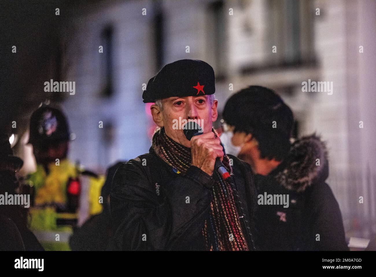 London, Großbritannien. 05.. Dezember 2022. Peter Tatchell, ein Menschenrechtler und ein LGBTQ-Fürsprecher, wird während der Demonstration vor der chinesischen Botschaft in London gesehen, wie er eine Rede hält. Chinesische Studenten, die derzeit in London studieren, versammelten sich bei der chinesischen Botschaft in London, um gegen die Lockdown-Politik in China zu protestieren. Letzte Woche kam es in China zu einer massiven Welle von Protesten, da 10 Menschen in einem Urumqi in der Nordwestregion Chinas aufgrund der unmenschlichen COVID-Lockdown-Politik getötet wurden. (Foto: Hesther Ng/SOPA Images/Sipa USA) Guthaben: SIPA USA/Alamy Live News Stockfoto