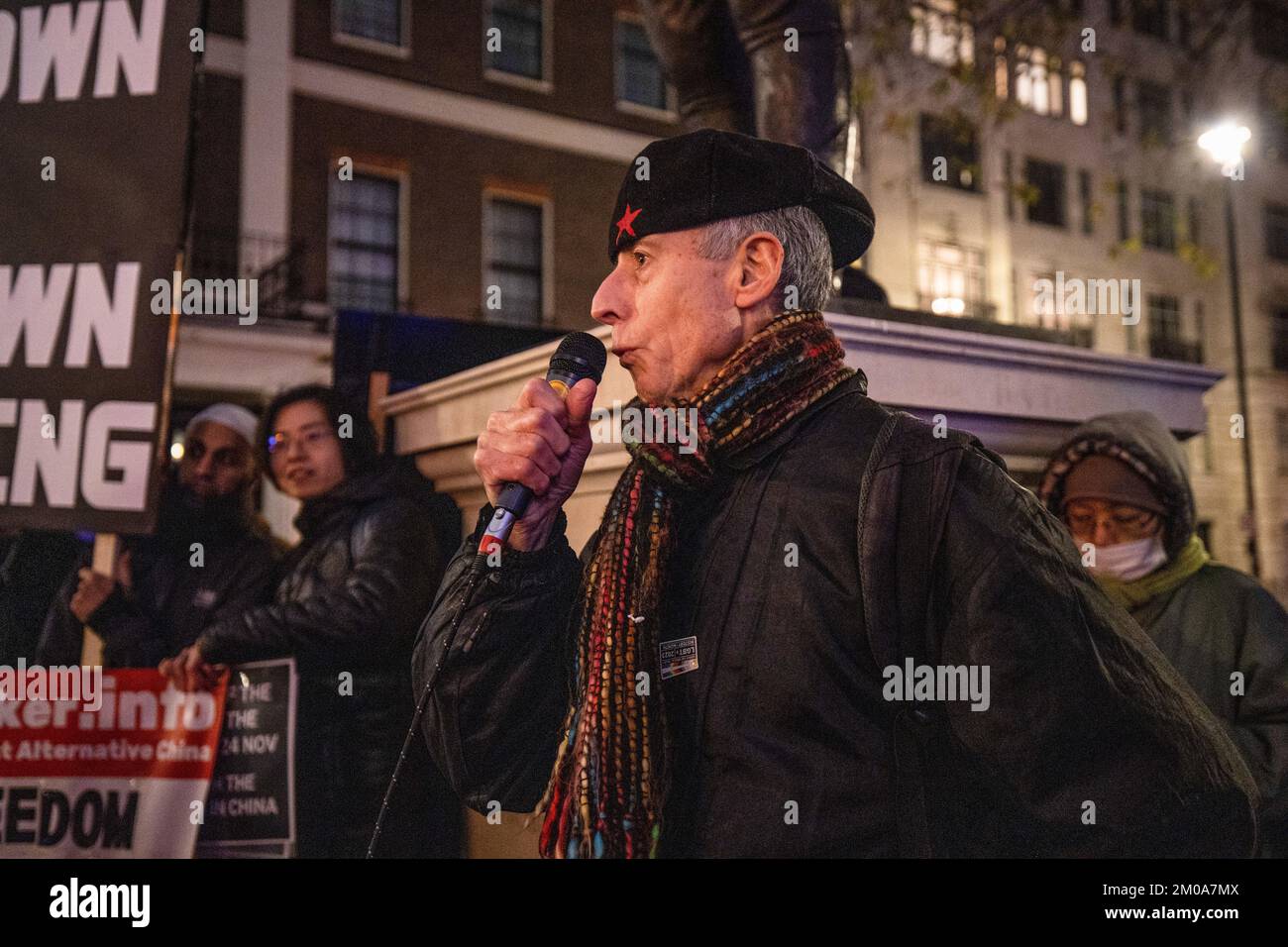 London, Großbritannien. 05.. Dezember 2022. Peter Tatchell, ein Menschenrechtler und LGBTQ-Fürsprecher, hat während der Demonstration vor der chinesischen Botschaft in London eine Rede gehalten. Chinesische Studenten, die derzeit in London studieren, versammelten sich bei der chinesischen Botschaft in London, um gegen die Lockdown-Politik in China zu protestieren. Letzte Woche kam es in China zu einer massiven Welle von Protesten, da 10 Menschen in einem Urumqi in der Nordwestregion Chinas aufgrund der unmenschlichen COVID-Lockdown-Politik getötet wurden. (Foto: Hesther Ng/SOPA Images/Sipa USA) Guthaben: SIPA USA/Alamy Live News Stockfoto