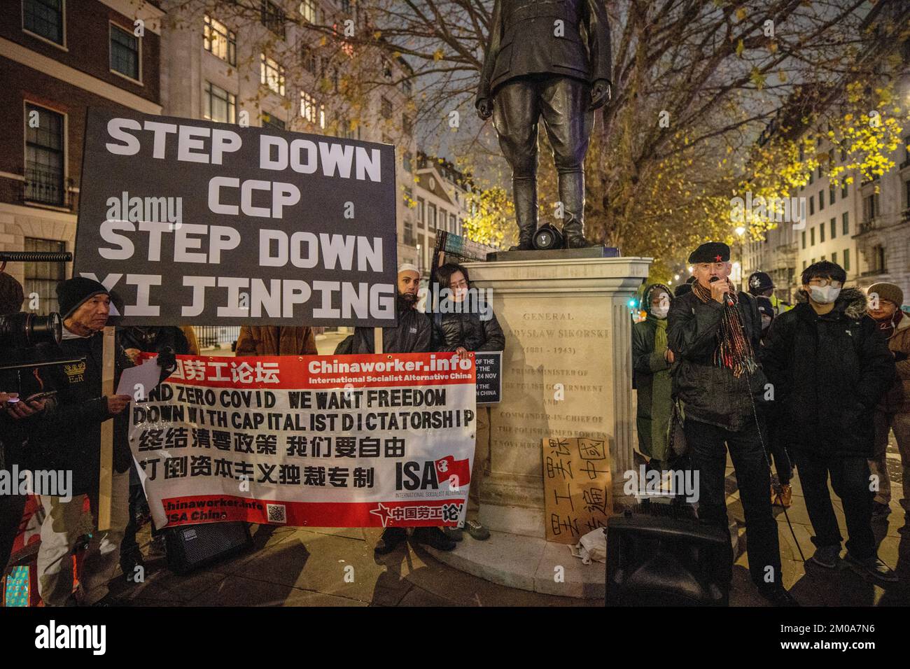 London, Großbritannien. 05.. Dezember 2022. Peter Tatchell, ein Menschenrechtler und ein LGBTQ-Fürsprecher, wird während der Demonstration vor der chinesischen Botschaft in London gesehen, wie er eine Rede hält. Chinesische Studenten, die derzeit in London studieren, versammelten sich bei der chinesischen Botschaft in London, um gegen die Lockdown-Politik in China zu protestieren. Letzte Woche kam es in China zu einer massiven Welle von Protesten, da 10 Menschen in einem Urumqi in der Nordwestregion Chinas aufgrund der unmenschlichen COVID-Lockdown-Politik getötet wurden. (Foto: Hesther Ng/SOPA Images/Sipa USA) Guthaben: SIPA USA/Alamy Live News Stockfoto