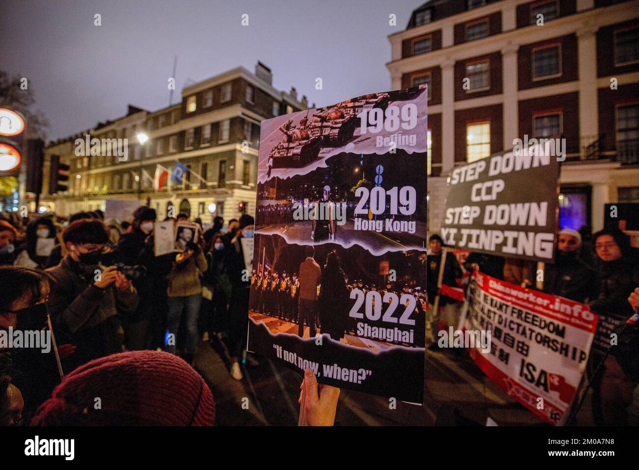 London, Großbritannien. 05.. Dezember 2022. Ein Plakat, das die jüngsten Unruhen in China während der Demonstration vor der chinesischen Botschaft in London illustriert. Chinesische Studenten, die derzeit in London studieren, versammelten sich bei der chinesischen Botschaft in London, um gegen die Lockdown-Politik in China zu protestieren. Letzte Woche kam es in China zu einer massiven Welle von Protesten, da 10 Menschen in einem Urumqi in der Nordwestregion Chinas aufgrund der unmenschlichen COVID-Lockdown-Politik getötet wurden. (Foto: Hesther Ng/SOPA Images/Sipa USA) Guthaben: SIPA USA/Alamy Live News Stockfoto