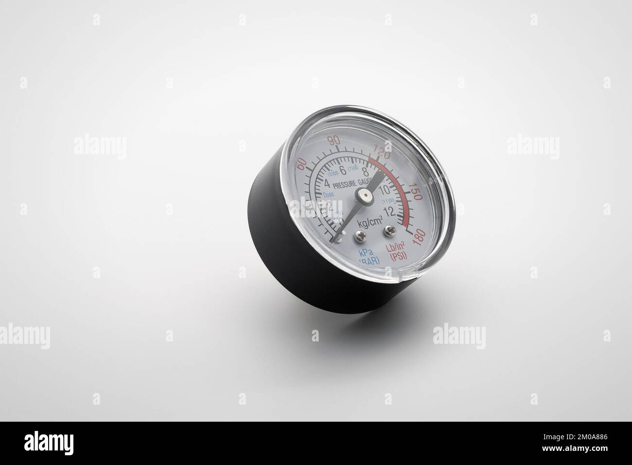 Kleines Manometer. Nahaufnahme. Auf weißem Hintergrund. Stockfoto Kleines Manometer. Nahaufnahme. Auf weißem Hintergrund. Stockfoto