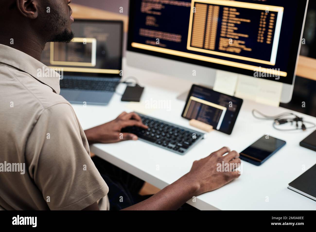 Softwareingenieur, der Software auf dem Computer und verschiedenen Geräten bereitstellt Stockfoto