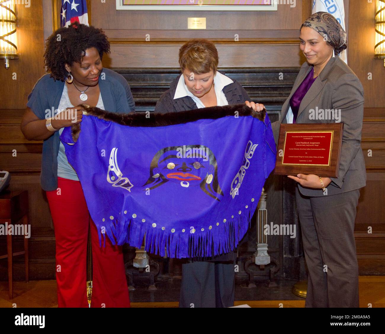 Büro der Verwaltungsrätin (Lisa P. Jackson) - Textil, dem EPA zum Gedenken an Carol Paddock Jorgensen, ehemalige Direktorin des American Indian Environmental Office, von Central Tlingit und Halda Indian Stambes of Alaska, Environmental Protection Agency, vorgestellt Stockfoto