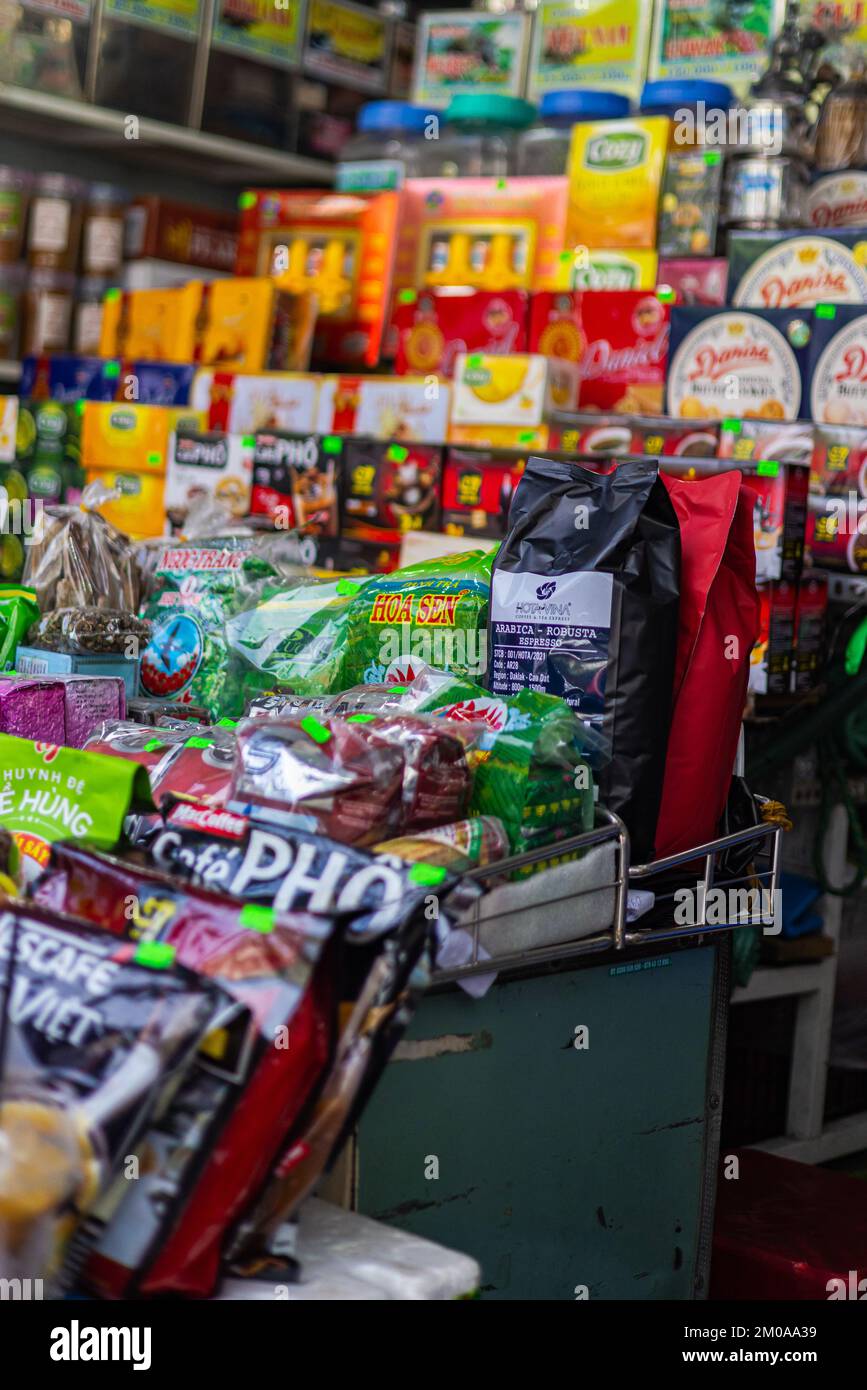 Ho Chi Minh City, Vietnam - 10. November 2022: Im Ben Thanh Market im Saigon District 1. Vietnamesischer Tee und Kaffee auf dem Regal eines Kaffeeverkäufers. Ma Stockfoto