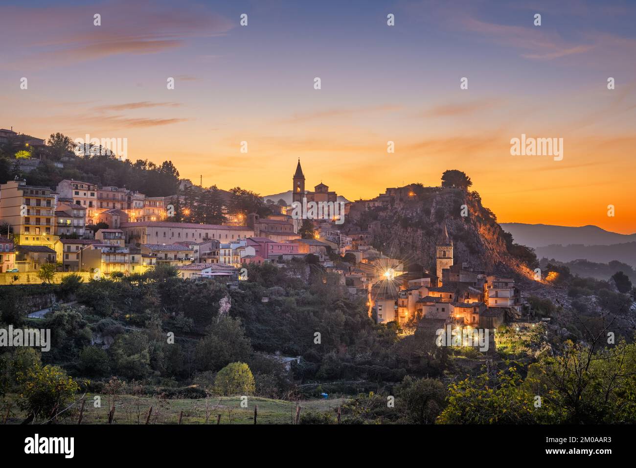 Novara di Sicilia, die Skyline des italienischen Dorfes auf der Insel Sizilien in der Dämmerung. Stockfoto