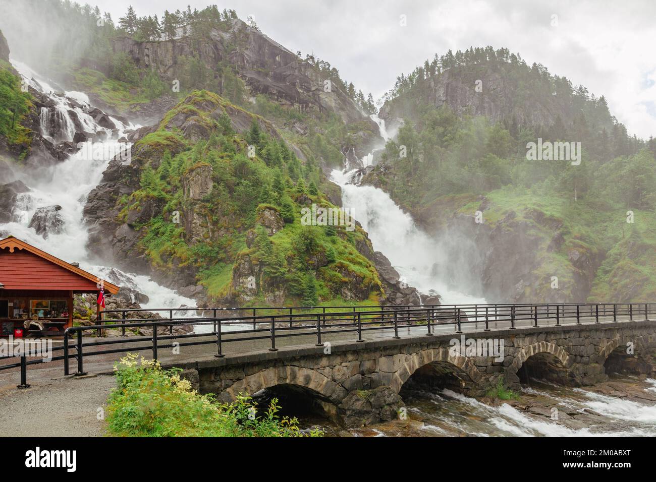 Zwei Wasserfälle Låtefossen Odda-Tal Stockfoto