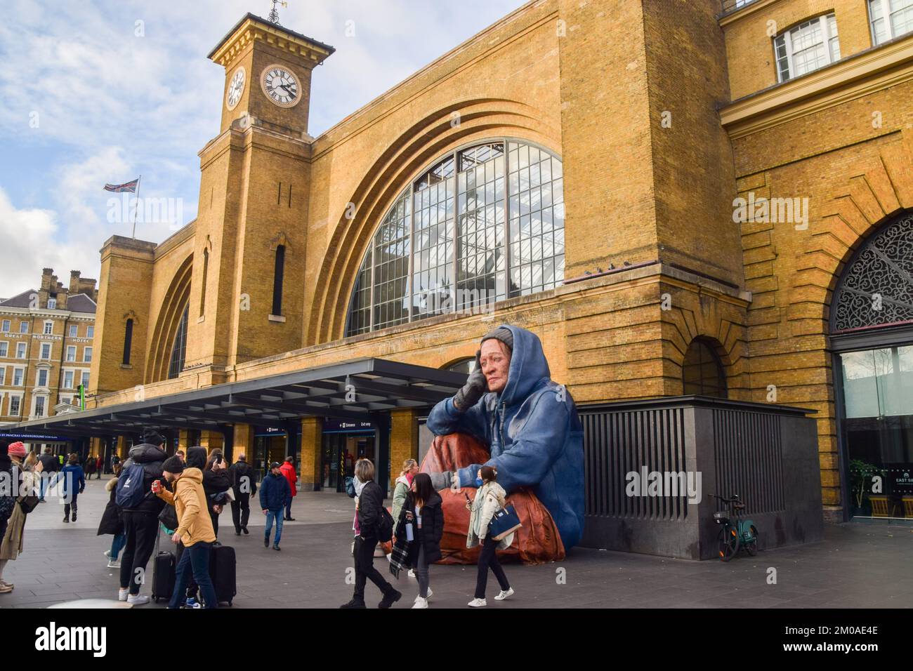 London, Großbritannien. 5.. Dezember 2022 Eine riesige Skulptur eines Obdachlosen wurde durch eine Obdachlosenkrise außerhalb der King's Cross Station enthüllt, um das Bewusstsein für Obdachlose und Spenden für Obdachlose zu schärfen. Die 4,3 Meter hohe, realistische Statue namens Alex wurde von Sophie de Oliveira Barata mit einer Technologie geschaffen, die die Merkmale echter Obdachloser kombiniert. Kredit: Vuk Valcic/Alamy Live News Stockfoto