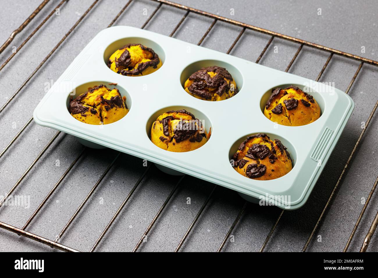 Kürbis-Muffins in der Silikonform gebacken. Muffin-Bäckerei mit hausgemachtem Kochhintergrund Stockfoto Kürbis-Muffins in der Silikonform gebacken. Muffin-Bäckerei mit hausgemachtem Kochhintergrund Stockfoto