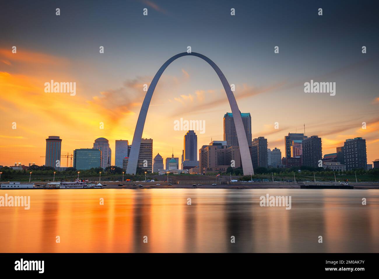 St. Louis, Missouri, USA downtown Stadtbild auf dem Mississippi River in der Abenddämmerung. Stockfoto