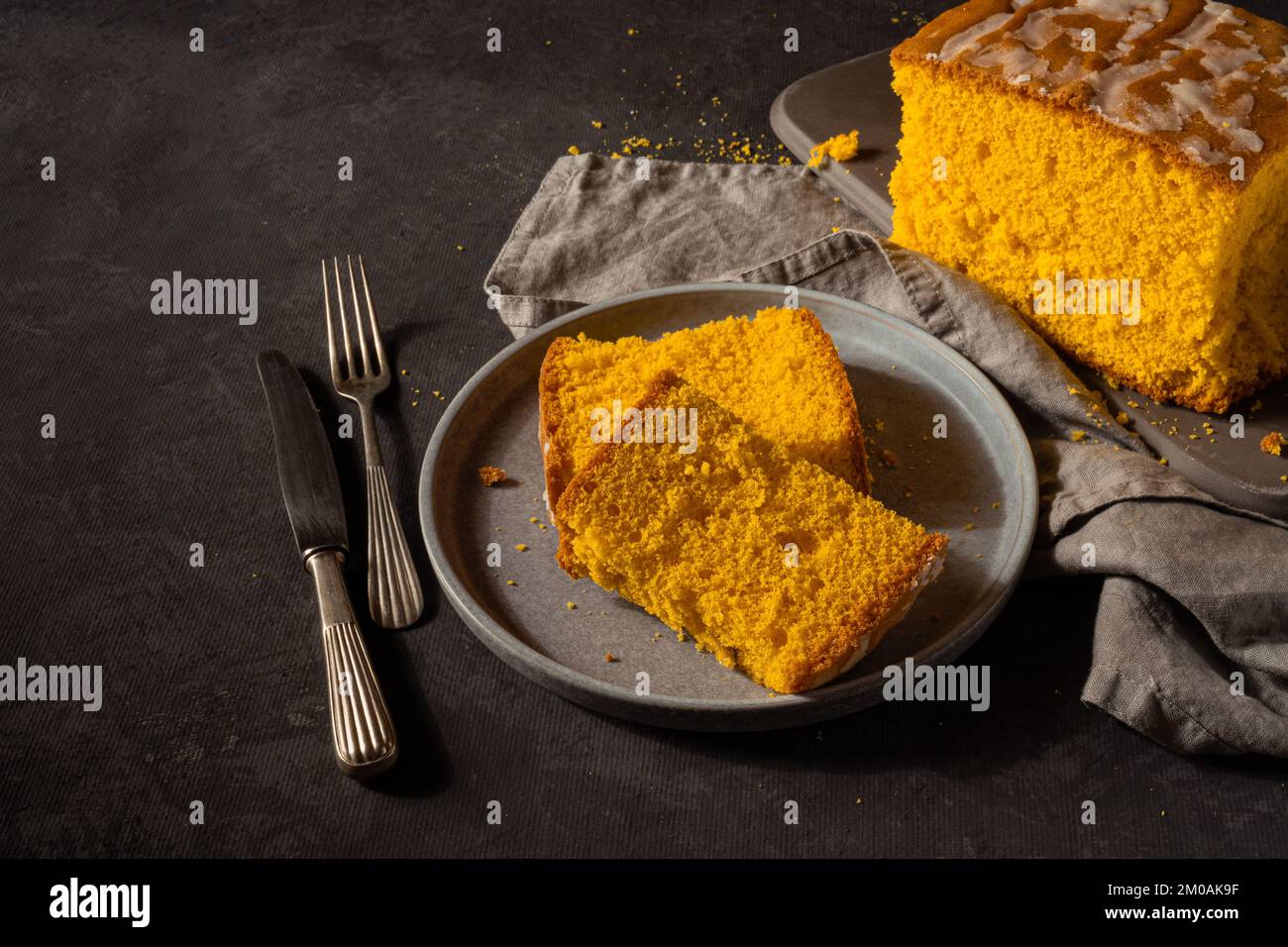 Typischer Schwammkuchen Portugals auf dunklem Hintergrund Stockfoto