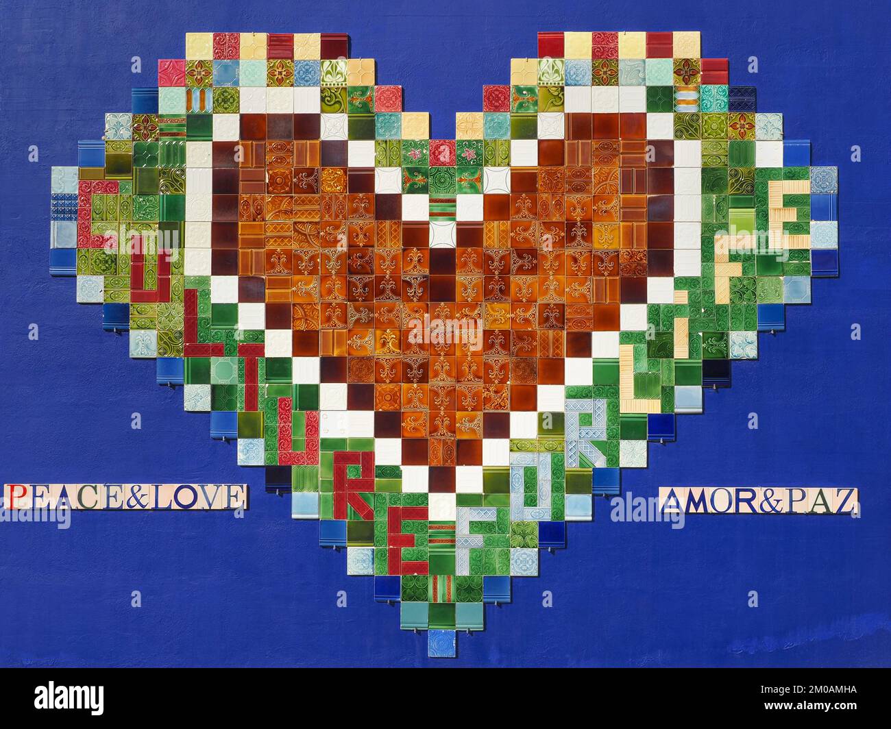 Blaue Wand mit bunten Keramikfliesen Azulejo. Traditionelle portugiesische Fliesenkunst. Stockfoto