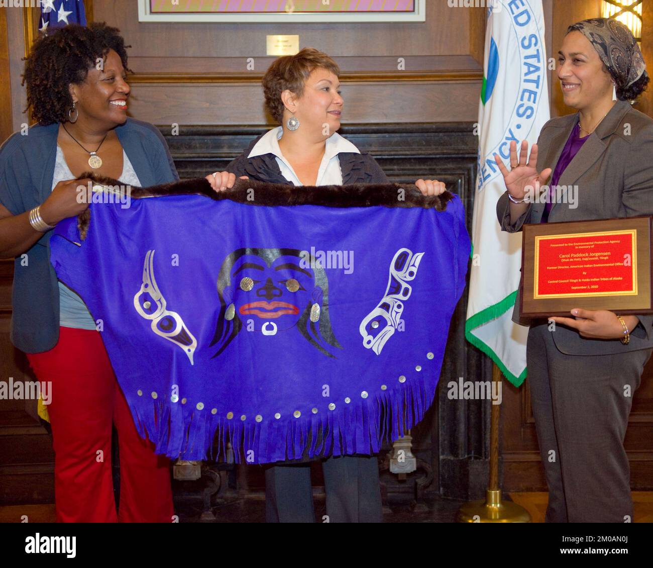 Büro der Verwaltungsrätin (Lisa P. Jackson) - Textil, dem EPA zum Gedenken an Carol Paddock Jorgensen, ehemalige Direktorin des American Indian Environmental Office, von Central Tlingit und Halda Indian Stambes of Alaska, Environmental Protection Agency, vorgestellt Stockfoto