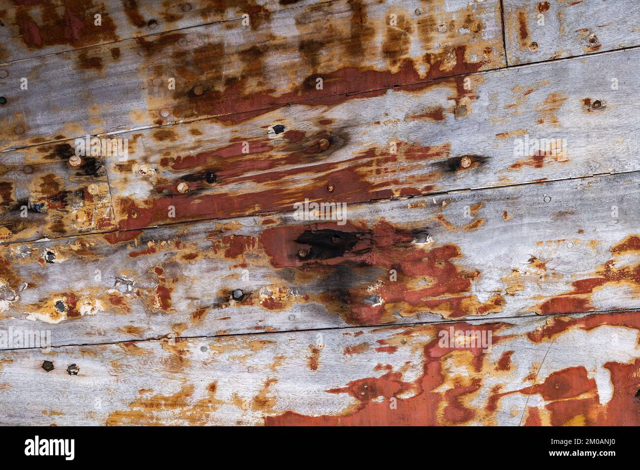 Und altes Holzboot verwitterte alten Hintergrund, veraltete Holzplanken mit abblätternder Farbe und Nägeln. Stockfoto