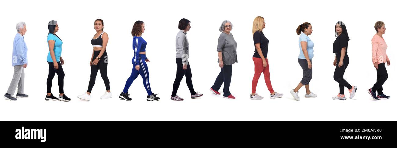 Eine Gruppe von Frauen in Sportbekleidung mit Seitenansicht läuft auf weißem Hintergrund Stockfoto