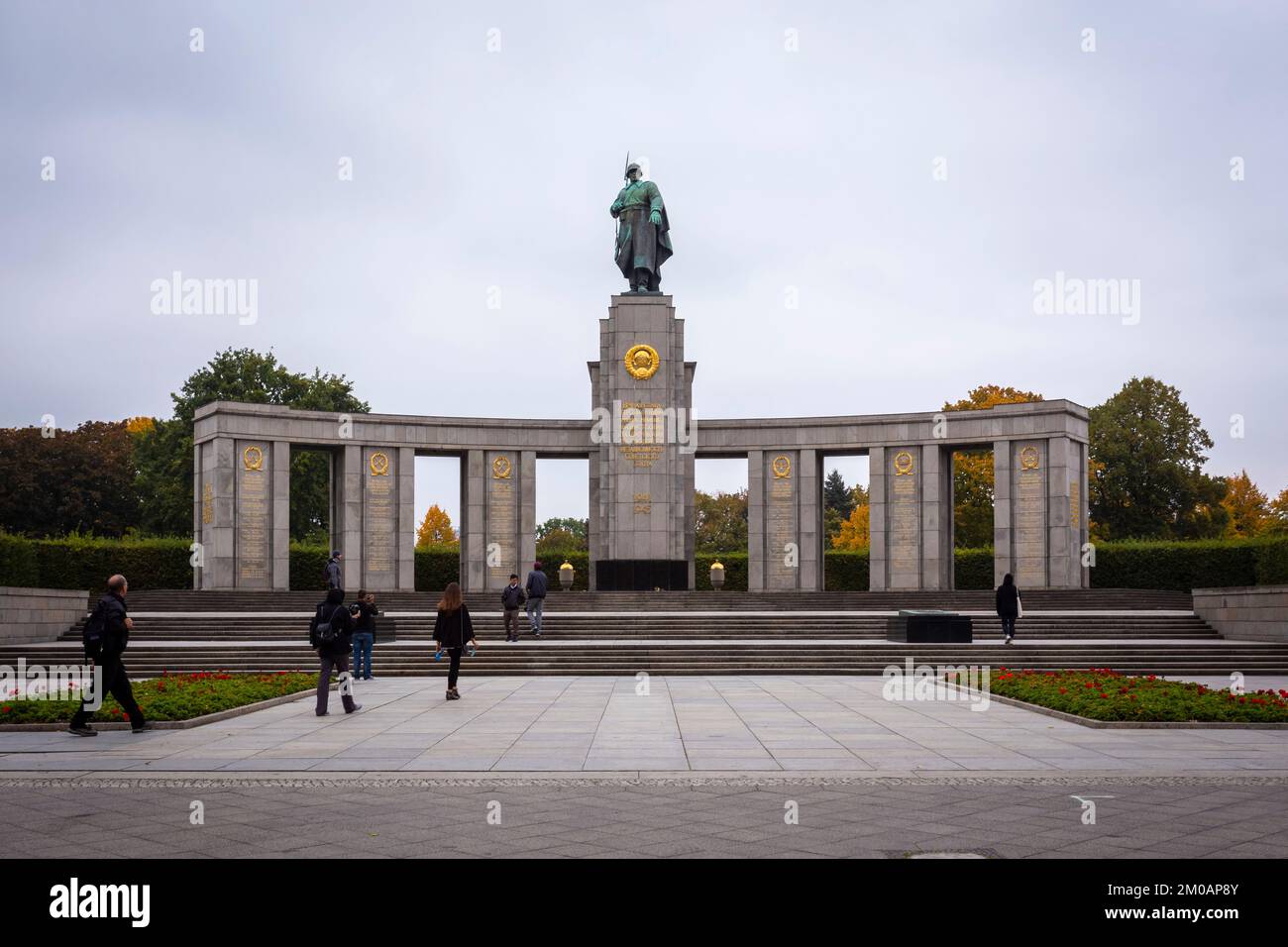 Blick auf das sowjetische Kriegsdenkmal, Tiergarten, Berlin, Deutschland, Europa. Stockfoto