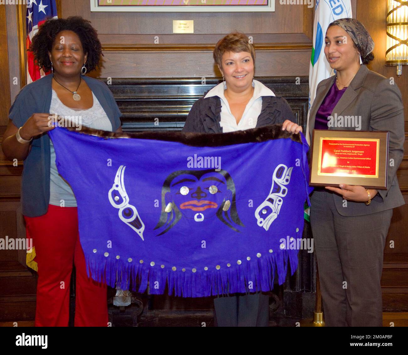 Büro der Verwaltungsrätin (Lisa P. Jackson) - Textil, dem EPA zum Gedenken an Carol Paddock Jorgensen, ehemalige Direktorin des American Indian Environmental Office, von Central Tlingit und Halda Indian Stambes of Alaska, Environmental Protection Agency, vorgestellt Stockfoto